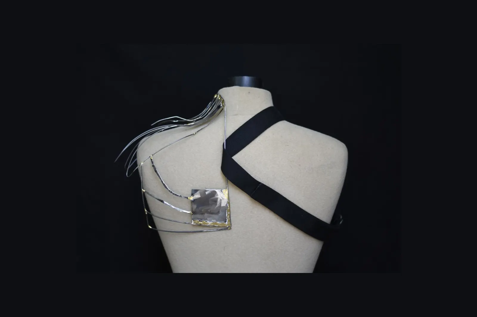 Epaulette brasure corde à piano — vue 2