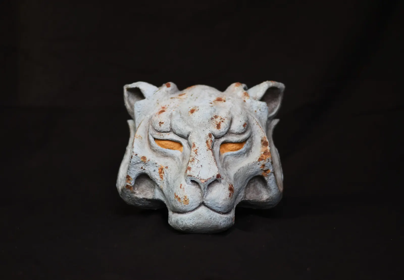 Masque de lionne en résine époxy - rouille peinture abîmée
