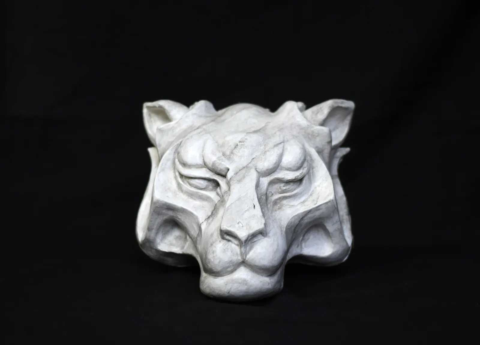 Masque de lionne en plâtre - marbre