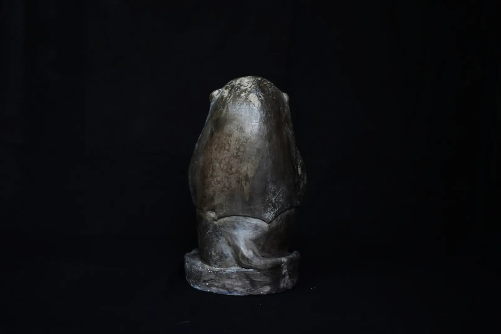 Singe en mousse polyuréthane rigide - pierre sombre — vue 2